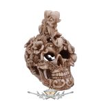   Rococo Design Carved Skull Figurine Ornament. U5273s0.  koponya figura