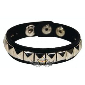 1. soros.  Piramis szegecses.  karkötő, csuklópánt. JVP