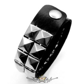 2. soros.  Piramis szegecses.  karkötő, csuklópánt. JVP