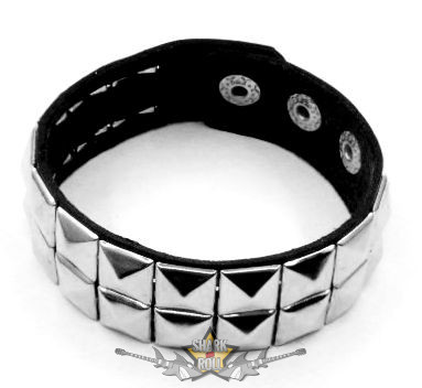 2. soros.  Piramis szegecses.  karkötő, csuklópánt. JVP