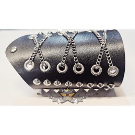 Szegecses karkötő lánccal 