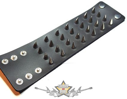 4 soros -  tüske szegecses.   JVP. karkötő, csuklópánt.  