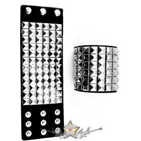   6.soros - Piramis szegecses.   karkötő, csuklópánt.  JVP.