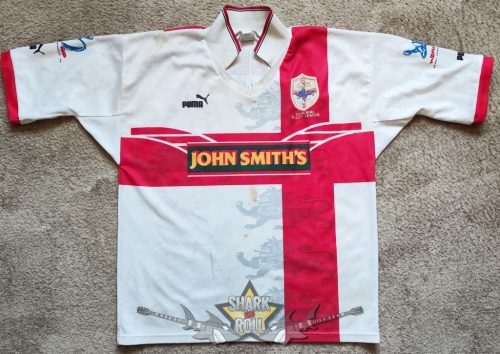 POKOLGÉP - Fezen 2012. Dedikált Angol mez. férfi zenekaros  mez. 